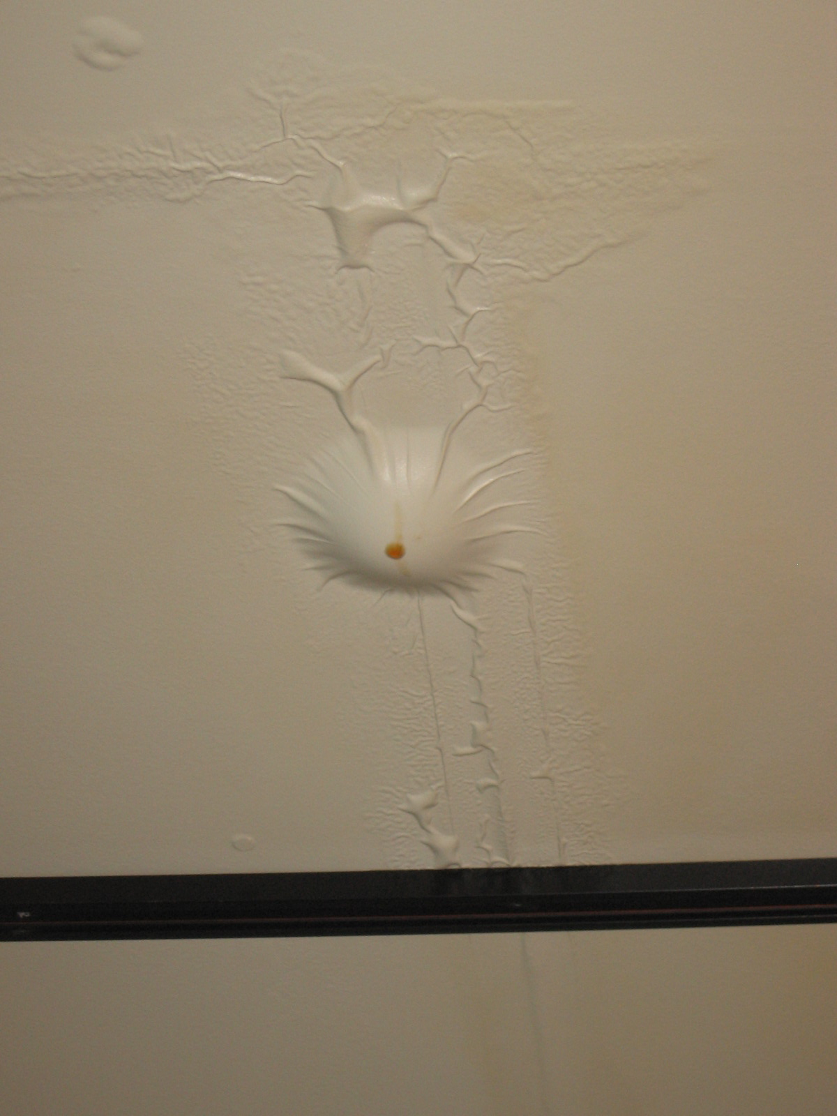 Сон капала вода с потолка. Пузырь на натяжном потолке. Натяжной потолок протечка. Вода в натяжном потолке. Вздутие натяжного потолка.